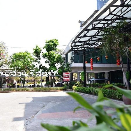 Bansuan Resort Nakhon Sawan Exteriör bild
