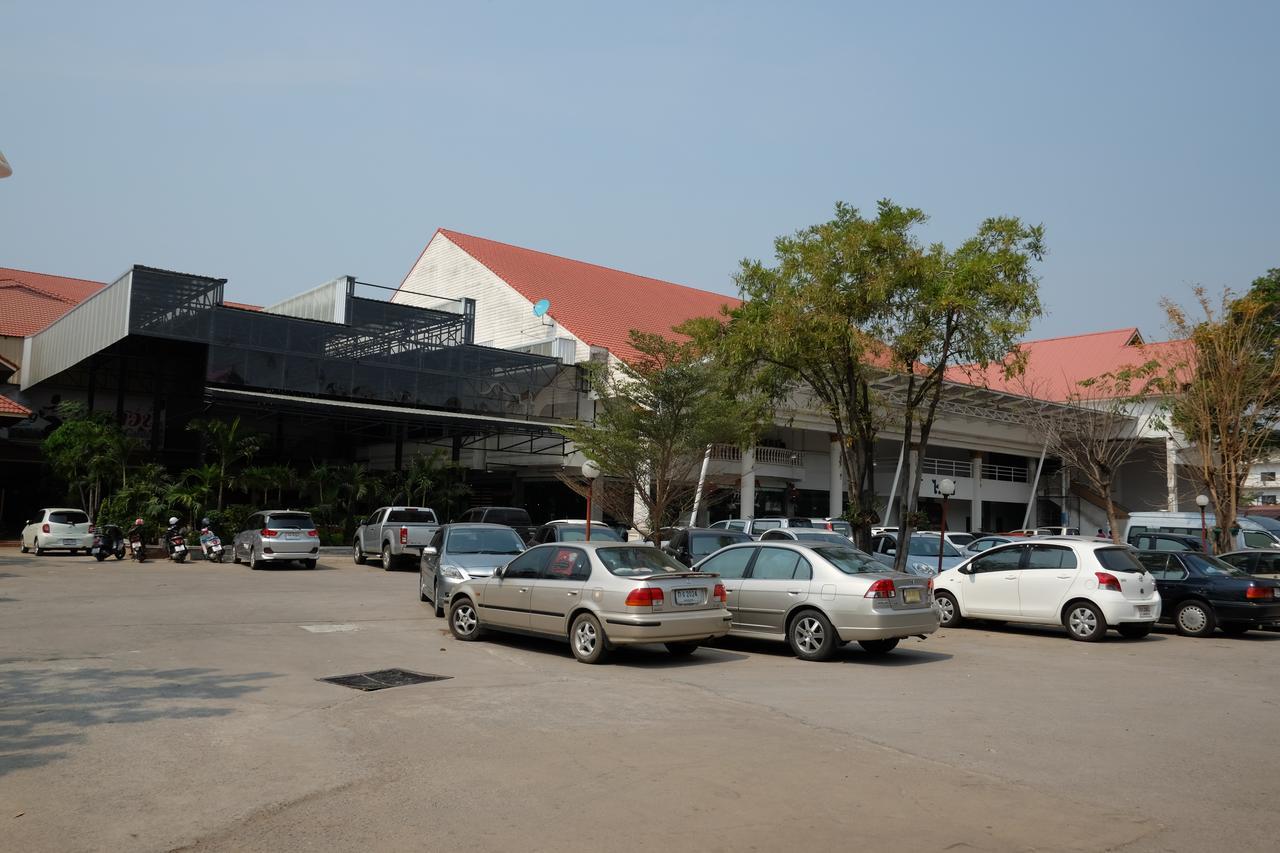 Bansuan Resort Nakhon Sawan Exteriör bild