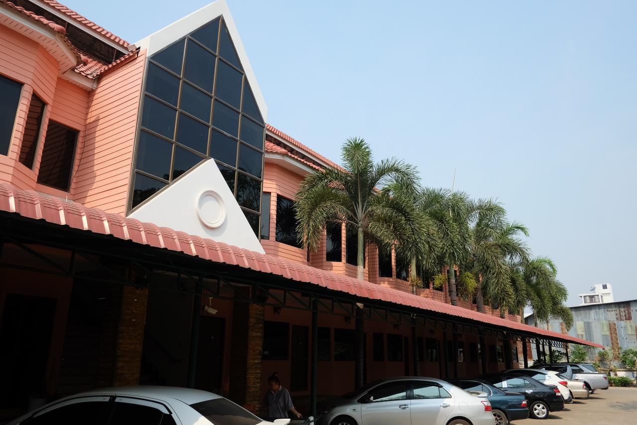 Bansuan Resort Nakhon Sawan Exteriör bild